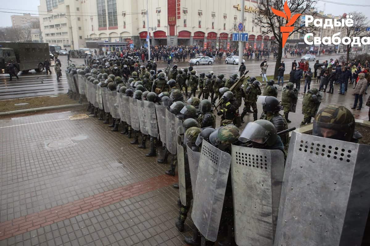 День воли. День воли 2017 в Минске. Щит ОМОНА Беларусь. ОМОН С щитами митинг. Белорусский ОМОН щиты.