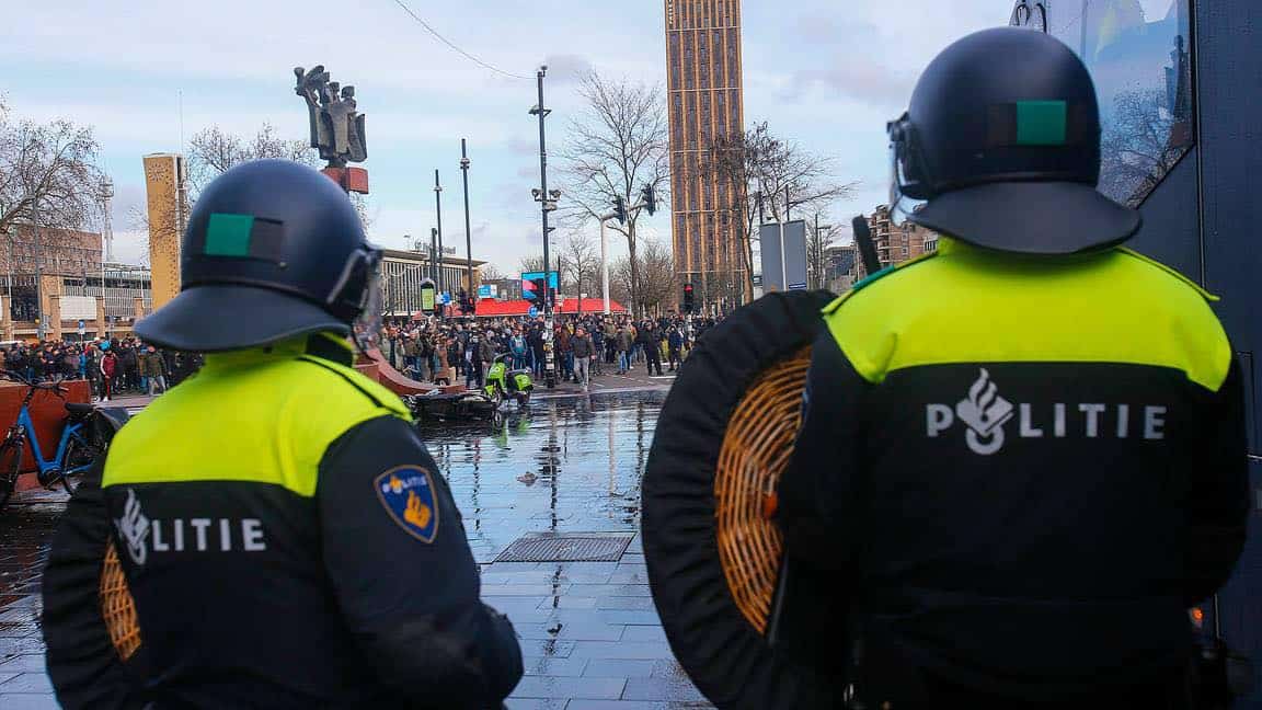 W Holandii Trwają Olbrzymie Protesty Przeciwko Pandemicznym Obostrzeniom Magna Polonia
